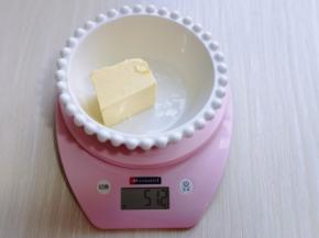 黄油称重，食材中是50g，多了1g也无关紧要！