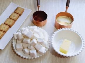 所有食材准备工作完成，饼干可以根据自己喜欢，没有特定要求，我是家里有什么用什么！