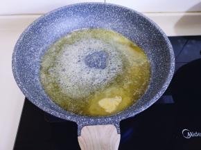 平底不粘锅，加入黄油，小火将黄油融化！（设计:全程小火）