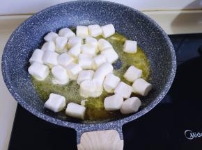 待黄油全部融化后加入原味棉花糖，继续小火把棉花糖炒化！