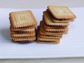 依次做完！做好的牛轧糖夹心饼干凉了后，一定要密封好，近快吃完，不然会受潮！