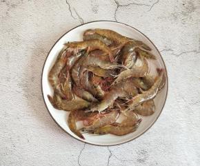 我们准备好新鲜的大虾，新鲜的虾，头尾与身体紧密相过，虾身有一定的弯曲度，还有就是它的色泽发亮