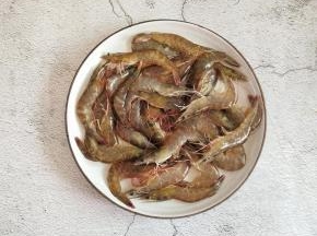 我们准备好新鲜的大虾，新鲜的虾，头尾与身体紧密相过，虾身有一定的弯曲度，还有就是它的色泽发亮