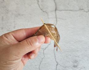 用剪刀把虾须剪掉，再把头部黑色的部分挤出来，从头这边数第三节，用牙签戳入，挑出虾线，在洗净沥水备用