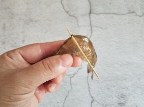 用剪刀把虾须剪掉，再把头部黑色的部分挤出来，从头这边数第三节，用牙签戳入，挑出虾线，在洗净沥水备用
