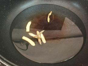 锅里坐水，加入姜片，料酒，大火烧开