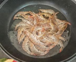 下沥水的大虾，大虾一定要水开以后再下，冷水下锅时间过长，囗感就不好了