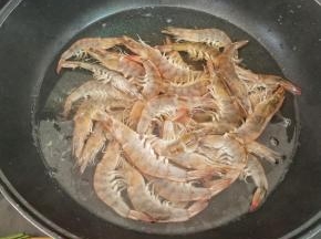 下沥水的大虾，大虾一定要水开以后再下，冷水下锅时间过长，囗感就不好了