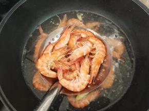 虾很快变色，煮到水再次开后就可以捞出来了，一般大概两到三分钟