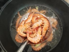 虾很快变色，煮到水再次开后就可以捞出来了，一般大概两到三分钟