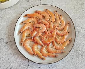 把捞出的大虾摆在盘中