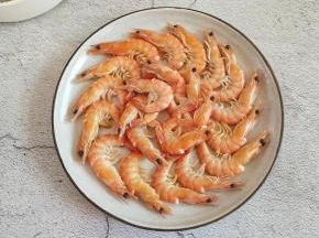 把捞出的大虾摆在盘中