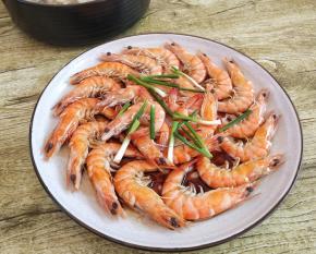 放上葱段，淋上蒸鱼豉油