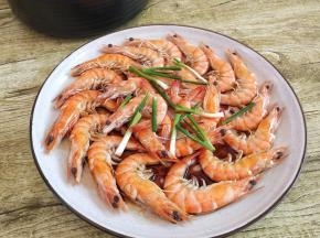 放上葱段，淋上蒸鱼豉油
