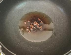 锅里面倒少许的油，下花椒煸出香味以后把花椒捞出不用，留热油