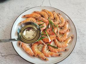 趁热淋在上面，滋啦一声响，直往鼻子里钻的香味挡也挡不住