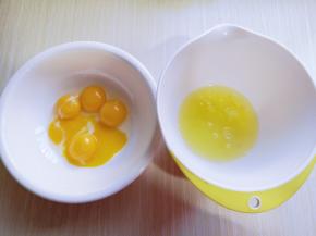 蛋黄和蛋清，分别再无油无水的容器里。
先做蛋黄糊，蛋黄用手动打蛋器打散，加入牛奶继续打均匀至看不到牛奶，加入玉米油，油和蛋液完全融合再一起，(色拉油也可以，但是一定要无味的)不建议使用黄油或橄榄油。