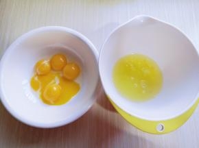 蛋黄和蛋清，分别再无油无水的容器里。
先做蛋黄糊，蛋黄用手动打蛋器打散，加入牛奶继续打均匀至看不到牛奶，加入玉米油，油和蛋液完全融合再一起，(色拉油也可以，但是一定要无味的)不建议使用黄油或橄榄油。