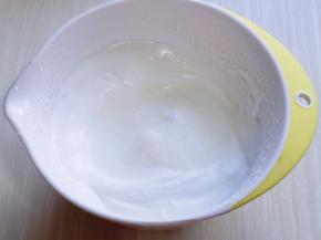 蛋白打发，往蛋白里加入柠檬汁(白醋也可以)电动打蛋器将蛋白高速打发至呈现鱼眼泡。 加入三分之糖，继续高速打发，蛋清泡消失，细腻时再加入三分之一的糖，继续打发。