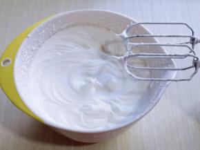 电动打蛋器高速打发，打至湿性发泡时加入最后的三分之一糖，，继续打发至蛋白出现细腻的纹路，将电动打蛋器调低速打发一会儿，感觉有些阻力时，就可以停止打发，以免消泡，提起打蛋器有微微的弯勾就可以，准备工作完成。