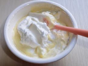 取三分之一的蛋白霜加入蛋黄糊中，翻拌手法直至看不到蛋白霜。再取三分之一的蛋白霜加入蛋黄糊中，继续上面的手法，翻拌直至看不到蛋白霜。
最后将可可蛋黄糊倒入蛋白霜的容器中，继续翻拌的手法，直至看不到蛋白霜即可。拌好的蛋糕糊，细腻光滑，饱满。