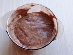 取一半蛋糕糊加入可可糊中，翻拌均匀！