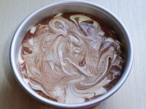 最后把原味蛋糕糊全部倒入模具中，总硅胶铲不规则的划几下！将蛋糕模具，从上往下摔模具，震出气泡。(可以多摔几次)此时将烤箱145度预热5分钟。