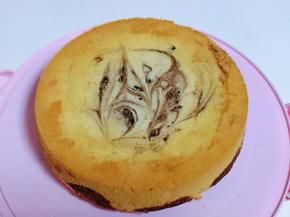 40分钟后戴上隔热手套，取出烤盘，垂直摔一下，震出热气。即可倒扣再烤网上，下面可以放两个碗，这样凉的比较快，彻底凉后再脱模。