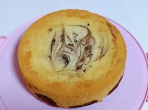 40分钟后戴上隔热手套，取出烤盘，垂直摔一下，震出热气。即可倒扣再烤网上，下面可以放两个碗，这样凉的比较快，彻底凉后再脱模。