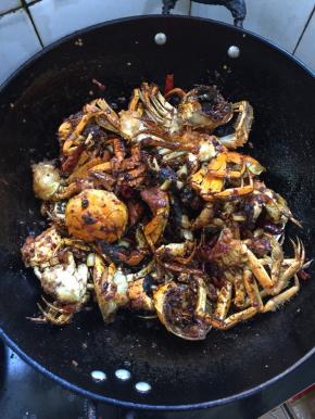 倒入炸好的大闸蟹翻炒片刻。