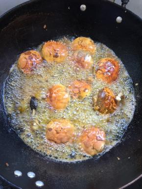 把大闸蟹的壳和钳子也放进油锅里炸至金黄色捞出备用。