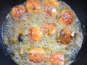 把大闸蟹的壳和钳子也放进油锅里炸至金黄色捞出备用。