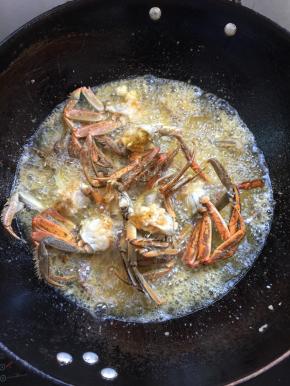 锅烧热倒入适量的油烧至七成热，放入裹好淀粉的大闸蟹炸至金黄稣脆，捞出沥干油分备用。
