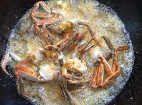 锅烧热倒入适量的油烧至七成热，放入裹好淀粉的大闸蟹炸至金黄稣脆，捞出沥干油分备用。