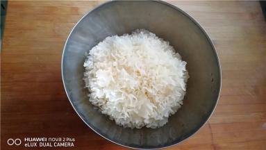 银耳用清水泡发