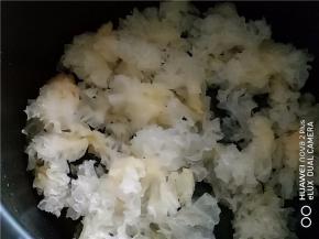 将银耳撕成小朵放入压力锅中
