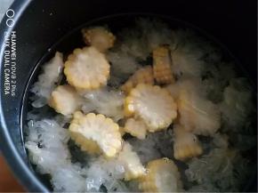 添加适量的清水（喜欢吃甜的将冰糖一同放入），盖上锅盖，选择炖煮键。