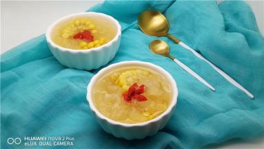 枸杞提前泡好，点缀其中，银耳玉米羹营养又滋润。