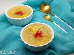 枸杞提前泡好，点缀其中，银耳玉米羹营养又滋润。