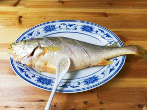 黄鱼放入盘子，放入少许白胡椒粉