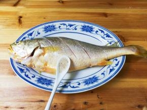 黄鱼放入盘子，放入少许白胡椒粉