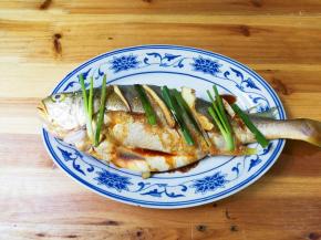 鱼上下面和鱼肚都放葱姜，淋入一勺料酒和一勺蒸鱼豉油
