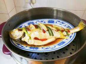 蒸锅水开放入黄鱼蒸八分钟焖三分钟