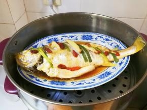蒸锅水开放入黄鱼蒸八分钟焖三分钟