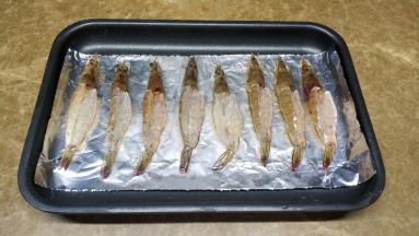 在虾身抹上一层橄榄油