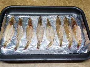 在虾身抹上一层橄榄油