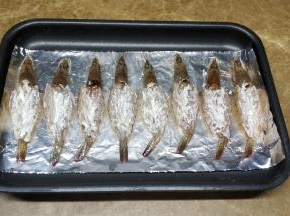 挤上沙拉酱抹均匀