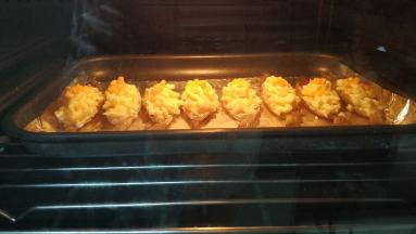 入烤箱150度10分钟至芝士融化即可