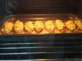 入烤箱150度10分钟至芝士融化即可