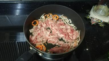 倒入肥牛翻炒均匀